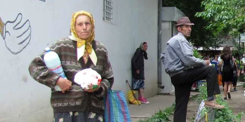 Femeile care vând lactate pe aleile din Piaţa Mică nu au avize sanitare pentru produse