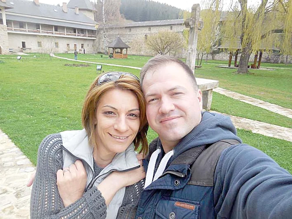 
    Lidia îşi întăreşte fesele cu mingea  