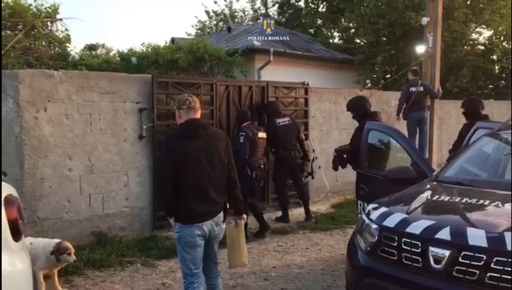 Percheziții la persoane bănuite de înșelăciune și fals în înscrisuri sub semnătură privată în domeniul transportului de mărfuri VIDEO