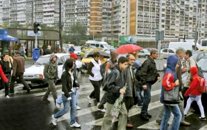 Tristă e toamna în Bucureşti, la Piaţa Obor. Maşinile şi oamenii intră într-un război al nervilor din care nimeni nu iese învingător