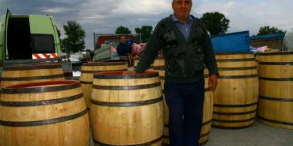 Craiova: PORTRET/ Marcel Moţa face butoaie pentru vinul oltenilor