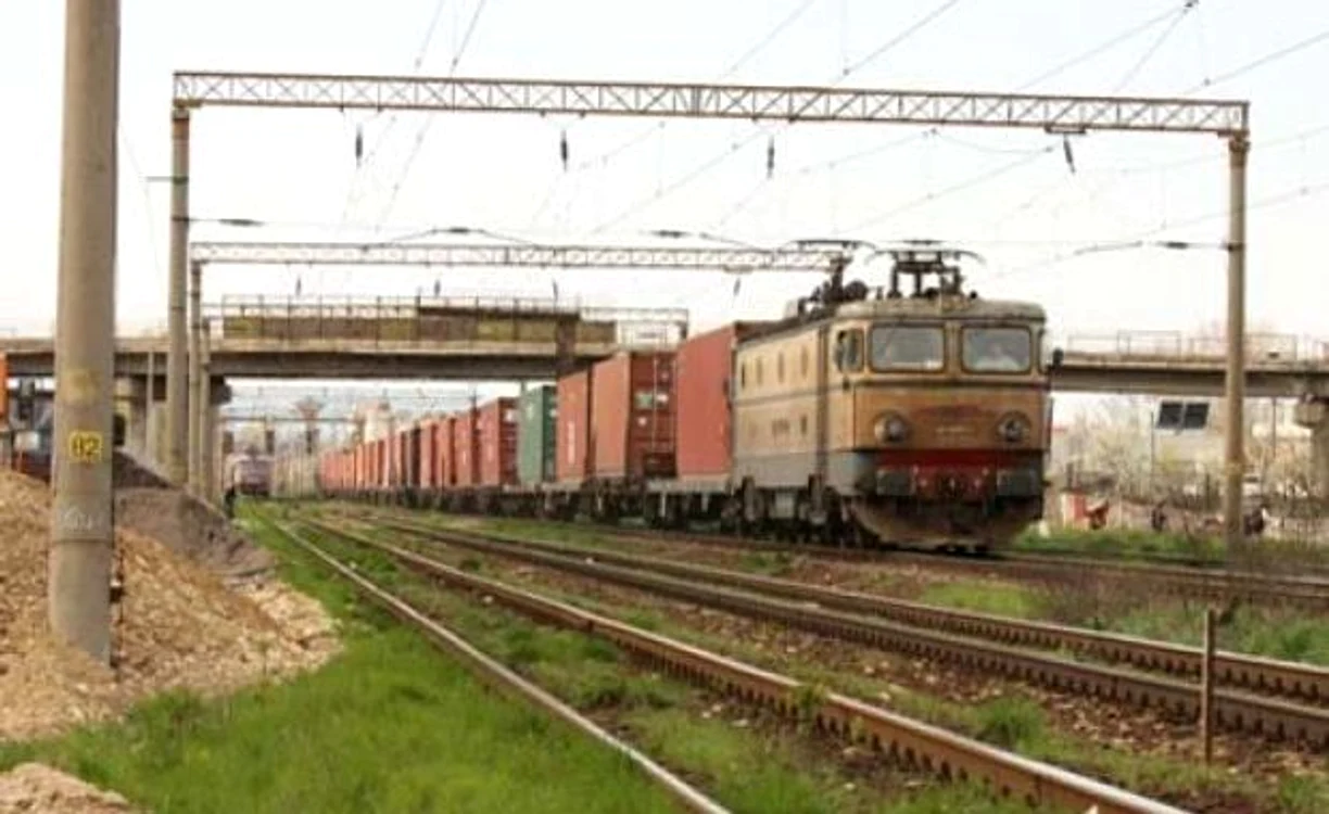 
    Tirul s-a răsturnat pe calea ferată (Foto: Arhivă)  