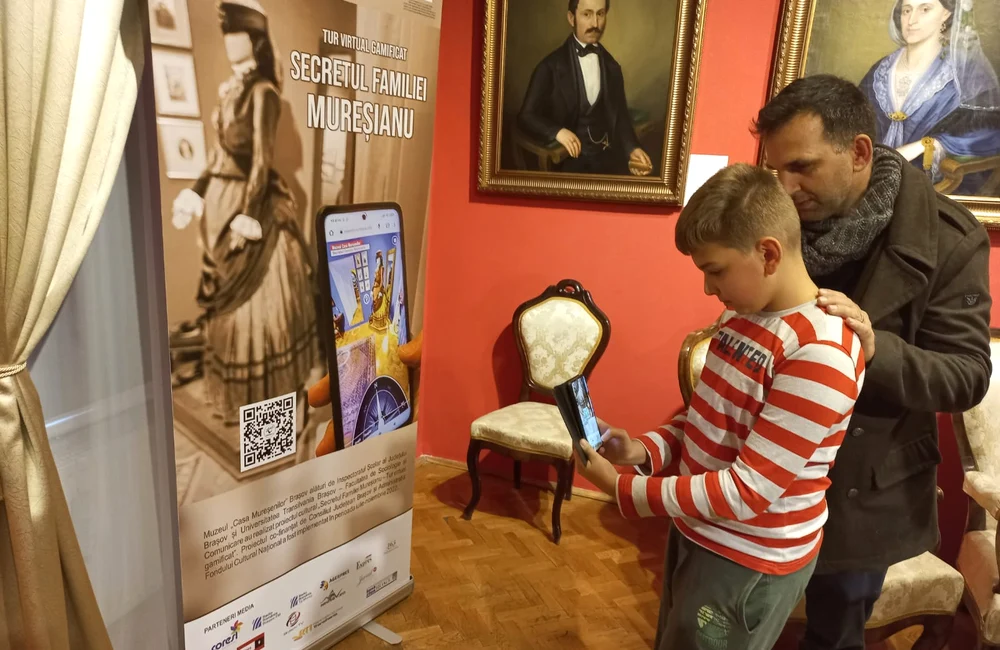 Elevii s-au arătat foarte atrași de jocul prin care vizitează un muzeu FOTO Ioan Buciumar