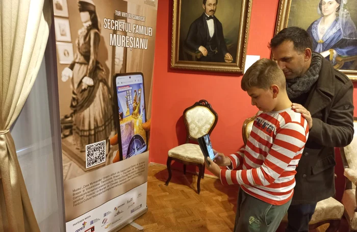 Elevii s-au arătat foarte atrași de jocul prin care vizitează un muzeu FOTO Ioan Buciumar