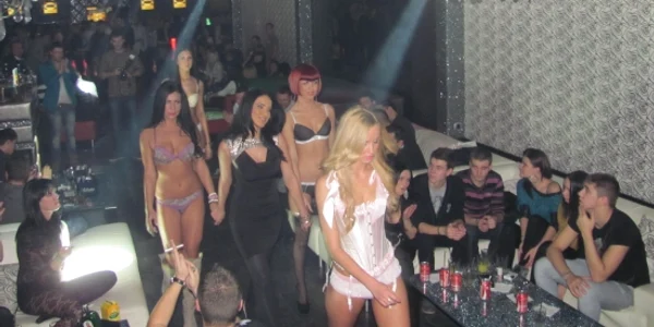 Adelina Pestriţu şi prietenele ei au făcut show într-un club mureşean 