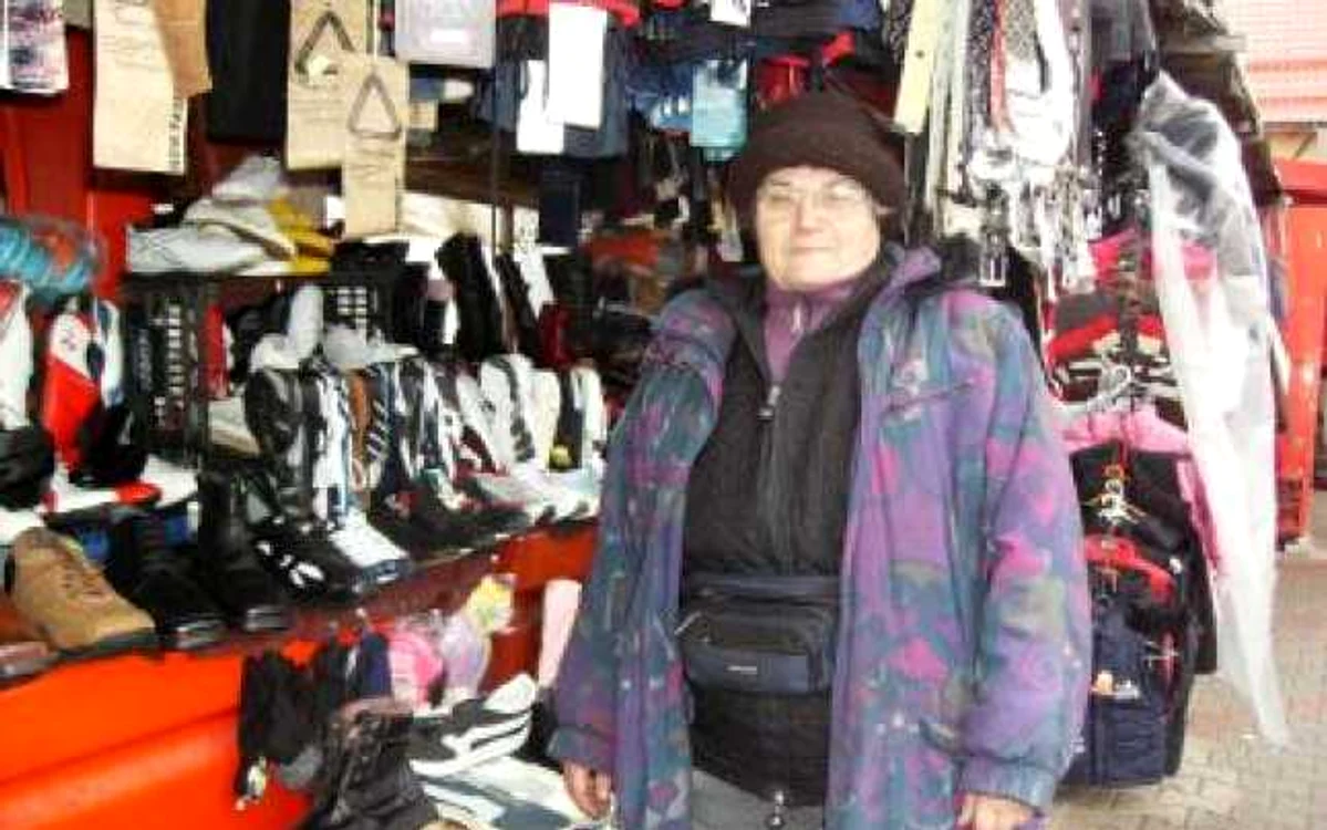 Bistriţa : Comercinaţii de haine din piaţă îşi vând sănătatea pe bani puţini
