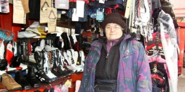 Bistriţa : Comercinaţii de haine din piaţă îşi vând sănătatea pe bani puţini