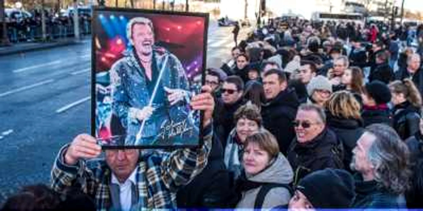 Fanii îi aduc un ultim omagiu lui Johnny Hallyday. FOTO EPA-EFE