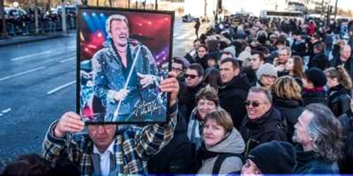 Fanii îi aduc un ultim omagiu lui Johnny Hallyday. FOTO EPA-EFE