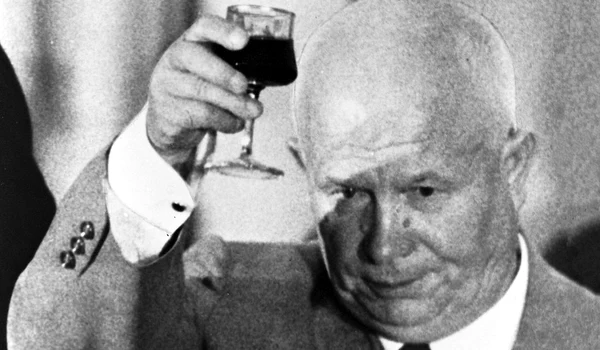 Singurul dictator sovietic înlăturat din funcție: «Hrușciov a demascat cultul lui Stalin după moartea lui, iar noi demascăm cultul lui Hrușciov cu el în viață»  jpeg