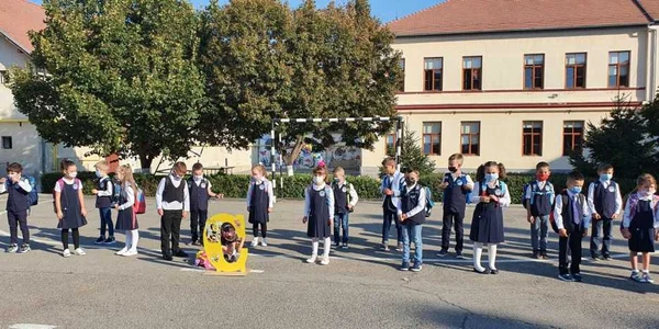 prima zi de scoala pentru clasa pregatitoare la simion barnutiu zalau foto andreea vilcovschi