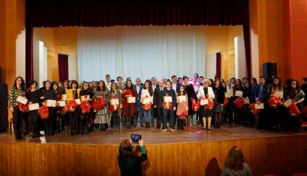Olimpicii Oltului, la festivitatea de premiere organizată de CJ Olt. Mulţi dintre ei s-au „antrenat“ şi al grupele de excelenţă ale centrului judeţean FOTO: www.cjolt.ro