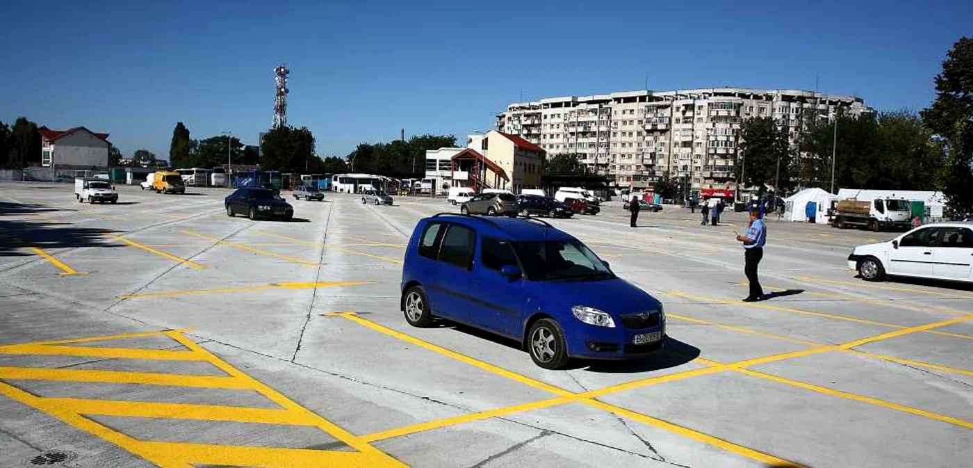 Maşina se afla în parcarea unui hipermarket din vestul Capitalei FOTO Mediafax