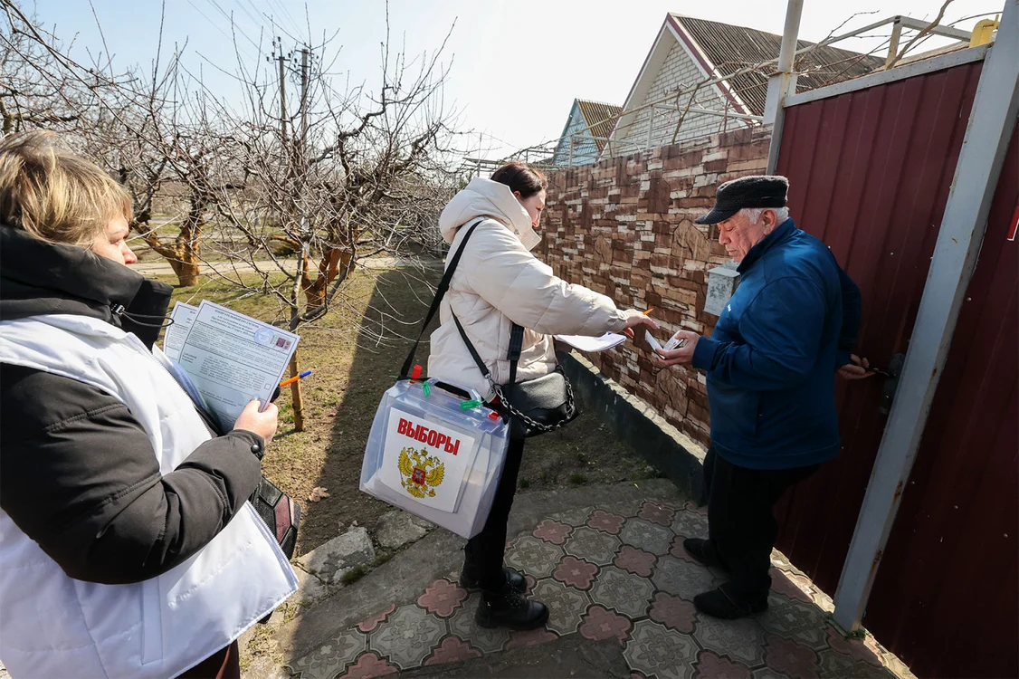 Un bărbat din satul Semenivka, regiunea Zaporojie, este vizitat de colectorii de „voturi” FOTO TASS