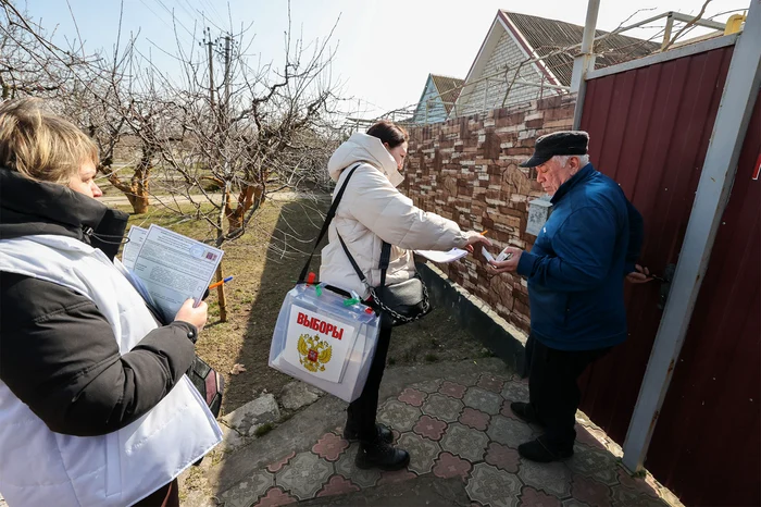 Un bărbat din satul Semenivka, regiunea Zaporojie, este vizitat de colectorii de „voturi” FOTO TASS