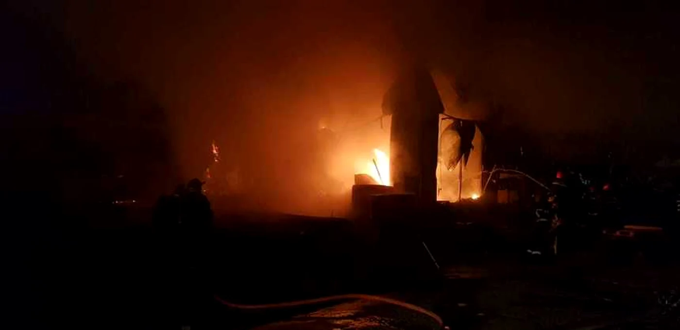 
    Un incendiu a izbucnit, marţi seară, la o hală de depozitare şi producţie de saltele, în localitatea UrlaţiFoto News.ro  