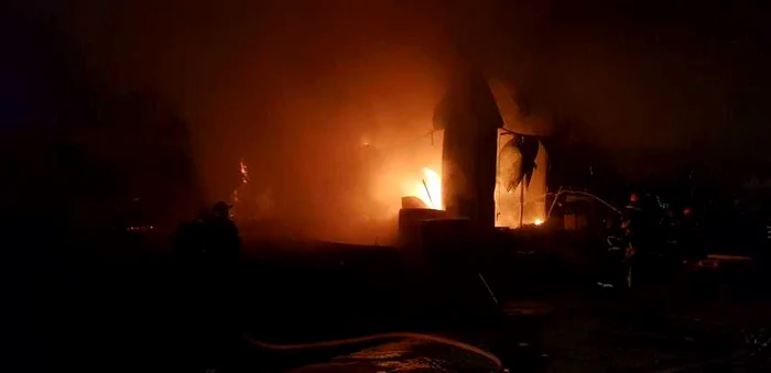 Un incendiu a izbucnit, marţi seară, la o hală de depozitare şi producţie de saltele, în localitatea UrlaţiFoto News.ro