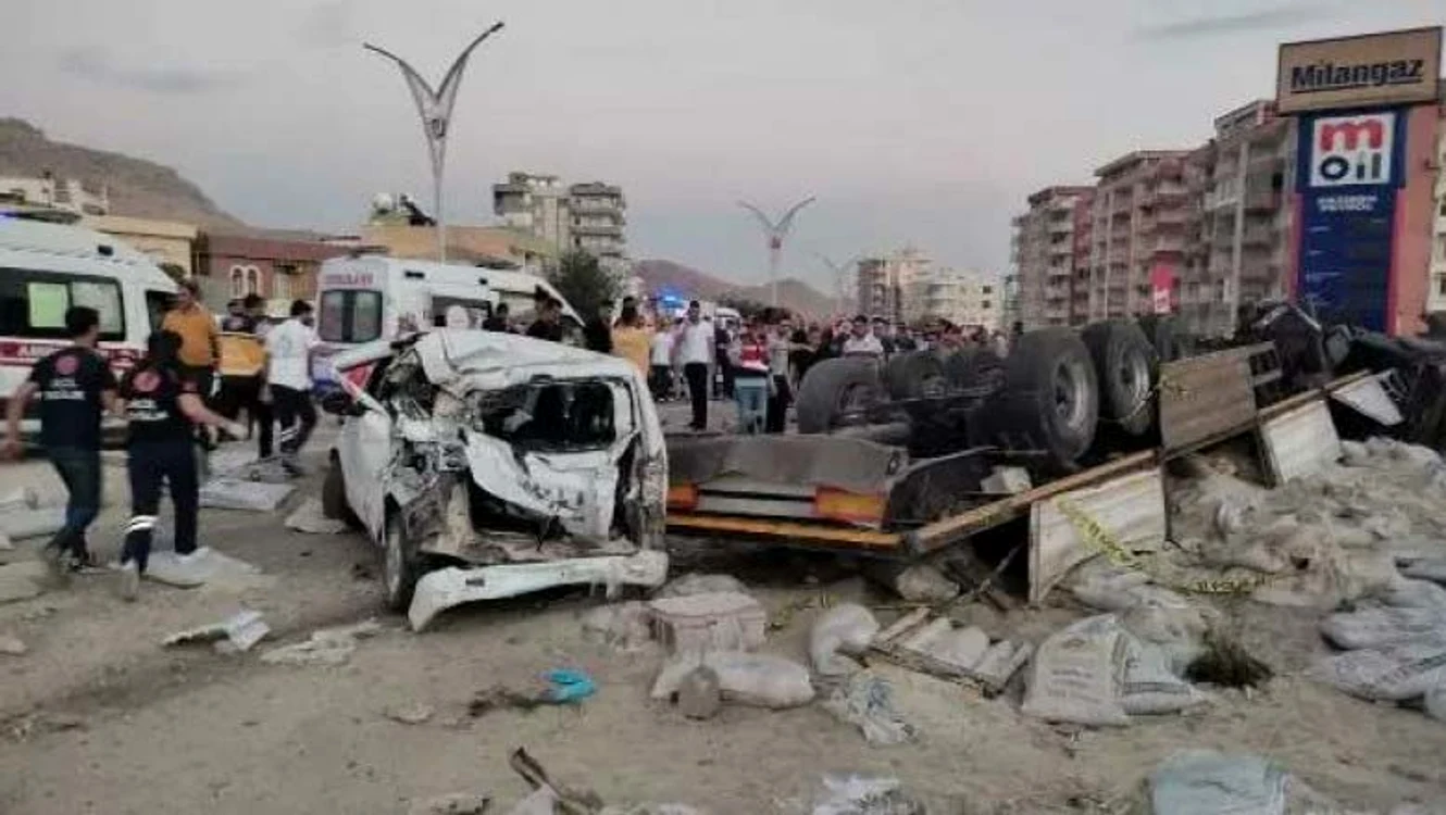 Un camion a intrat în mulțime în Derik