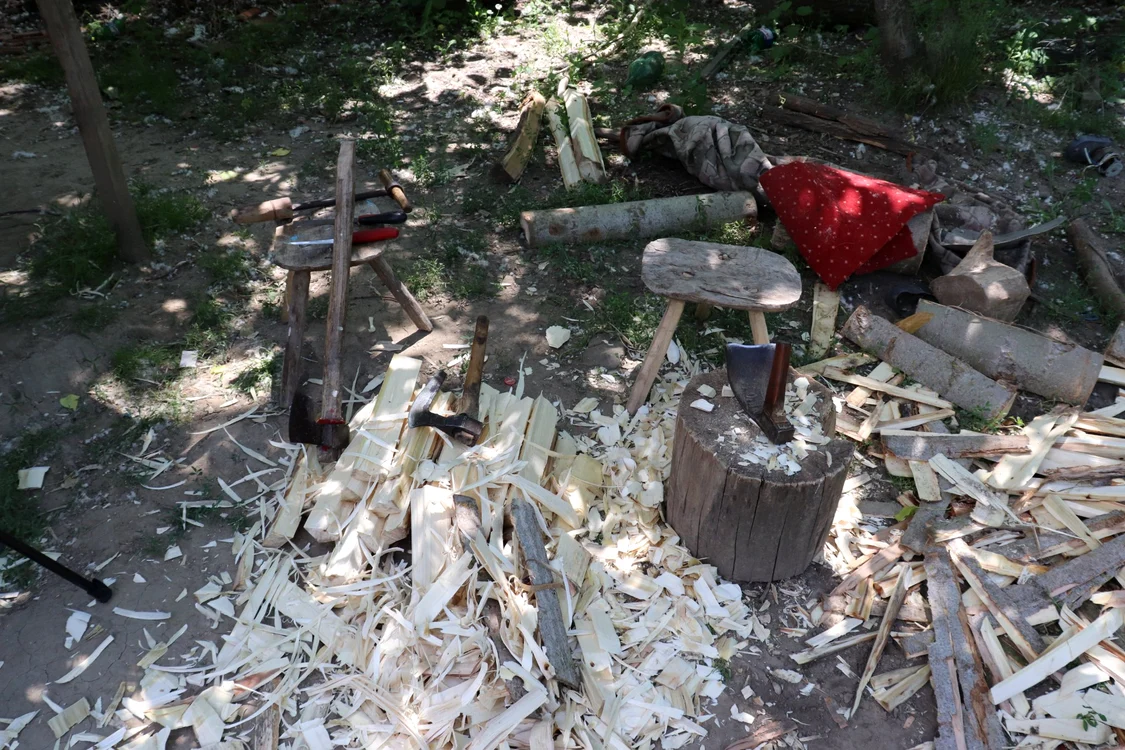 Cioplitul în lemn un meșteșug practicat de romii rudari FOTO Facebook Muzeul Satului