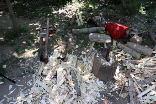 Cioplitul în lemn un meșteșug practicat de romii rudari FOTO Facebook Muzeul Satului