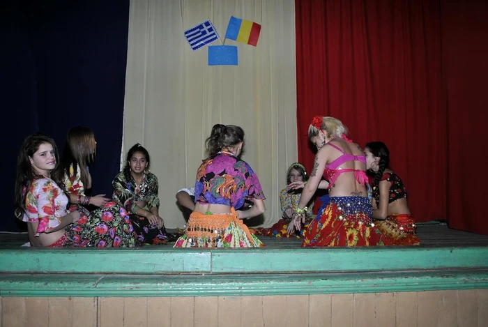 Dansatorii de la Școala ”Nikos Kazantzakis” au susținut un moment artistic