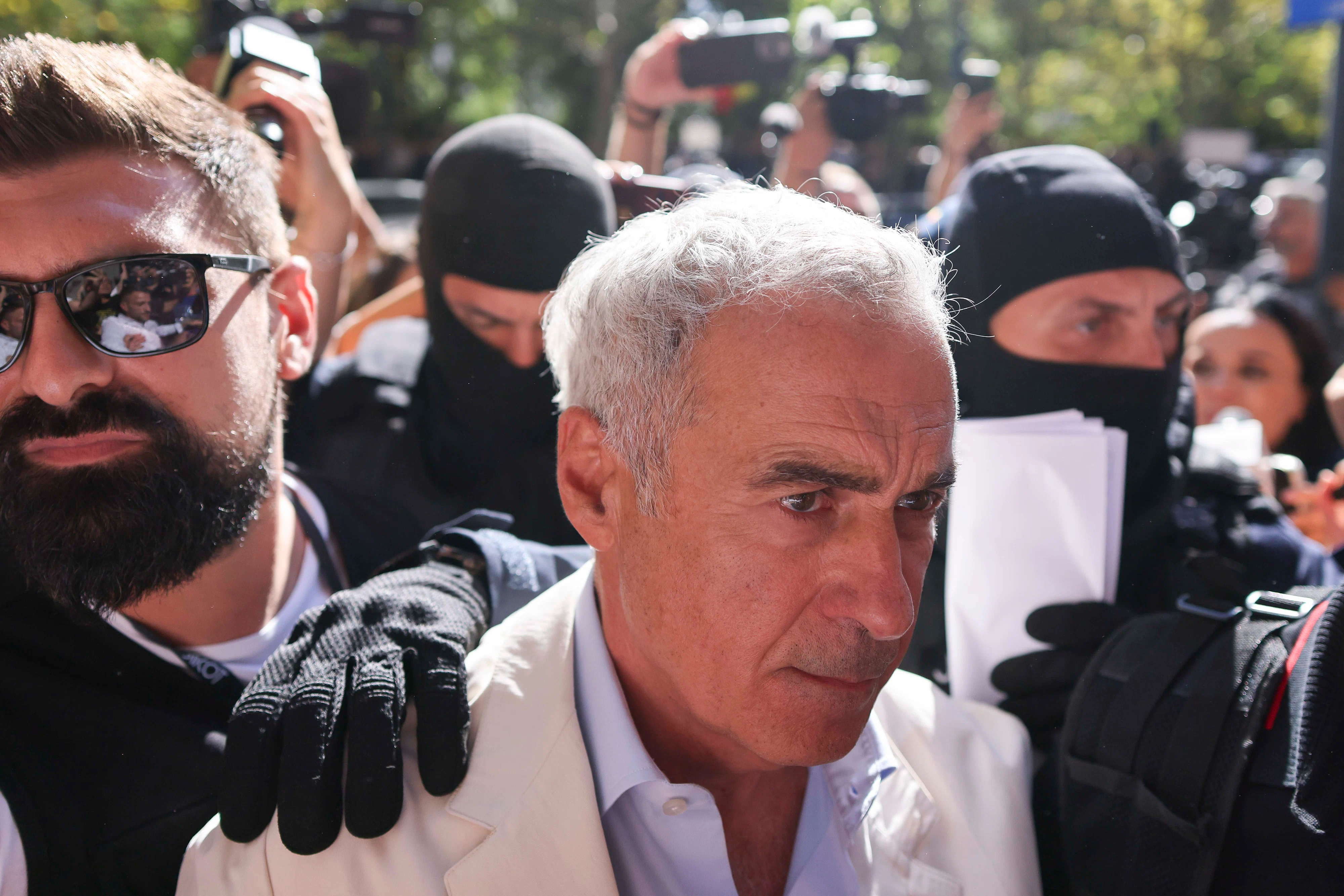 Fotografie ilustrativă pentru: Călin Georgescu: precizări privind motivarea arestului la domiciliu și noi proteste în fața Arestului Central