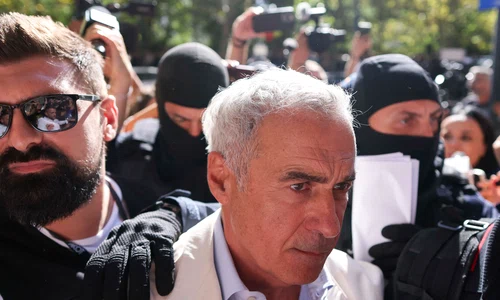 Călin Georgescu este însoțit de ofițeri de poliție la sediul DIICOT pentru audiere, în București. FOTO Inquam Photos / George Călin