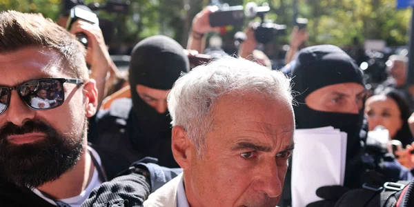 Călin Georgescu este însoțit de ofițeri de poliție la sediul DIICOT pentru audiere, în București. FOTO Inquam Photos / George Călin