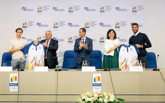 
    Noii parteneri ai COSR au primit tricourile echipei României din partea lui Glință și TecăuFOTO: COSR  