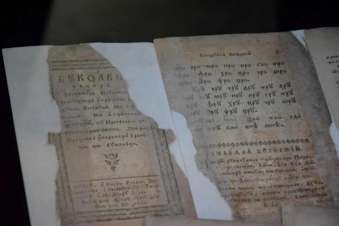Foi din abecedar restaurate la Muzeul din Alba Iulia