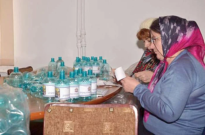 
    Crucea urma să fie ieri îmbrăcată în flori şi cetinăFoto: Dorin Constanda  