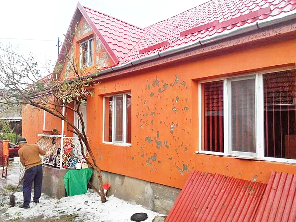 Tencuiala caselor a fost  ciuruită de grindină