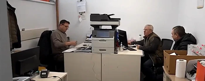 Oamenii de la Taxe și Impozite Locale spun că vin puțin flămânzeni la plată FOTO Cosmin Zamfirache