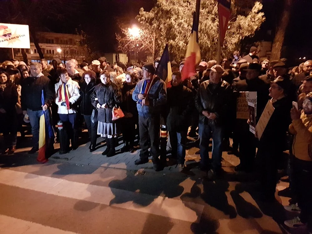 Aleşii PNL s-au adunat în faţa Prefecturii Alba