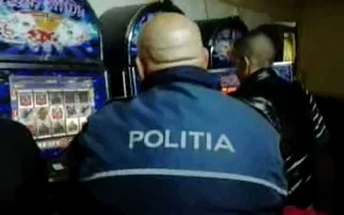 Poliţistul de la Secţia 3 a fost filmat la ora 5 dimineaţa într-o sală de jocuri