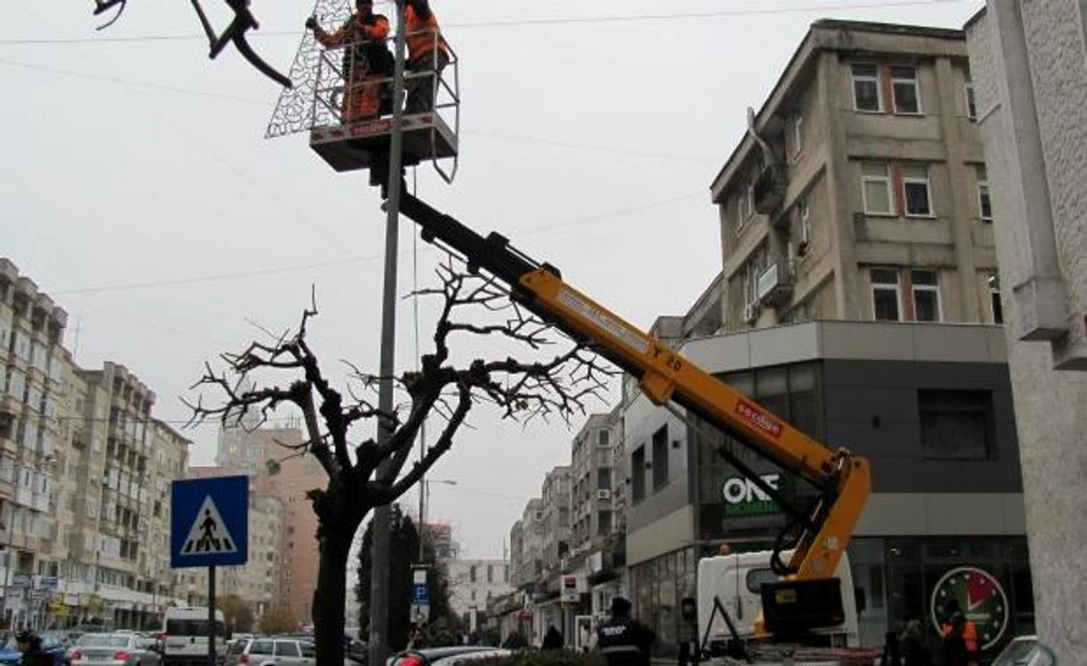 
    Victima nu purta echipament de protecţie în timp ce monta ornamentele. (Foto arhivă)  