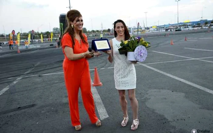 Cătălina Ponor a primit distinc'ia de la Corina Martin FOTO O.O: