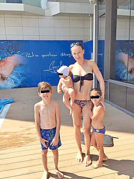 
    Raluca are  o fetiţă de 5 ani, iar în decembrie a mai născut un băieţel  