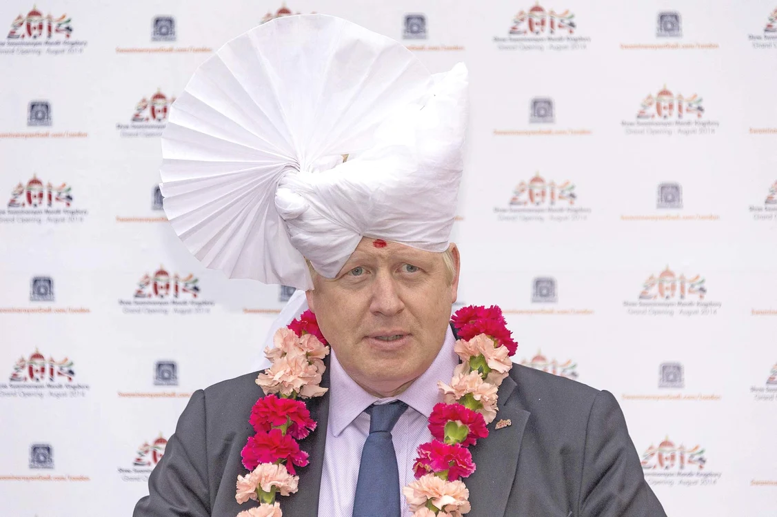 2014 Johnson și-a pus un turban în timpul vizitei oficiale de la Templul hindus Shree Swaminarayan Mandir, Londra
