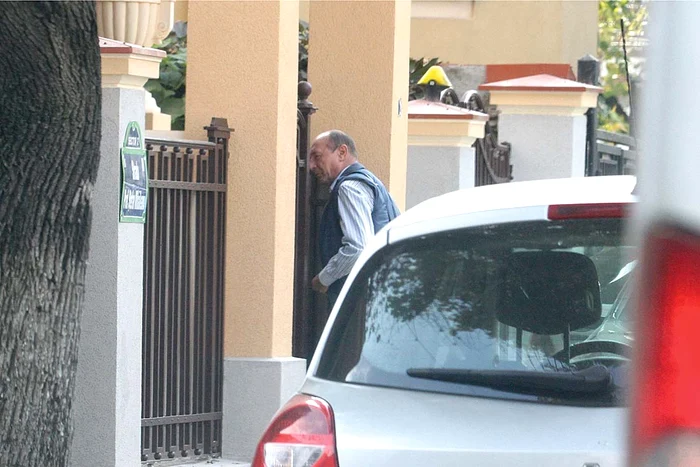 Traian Băsescu intră în casa din Mihăileanu