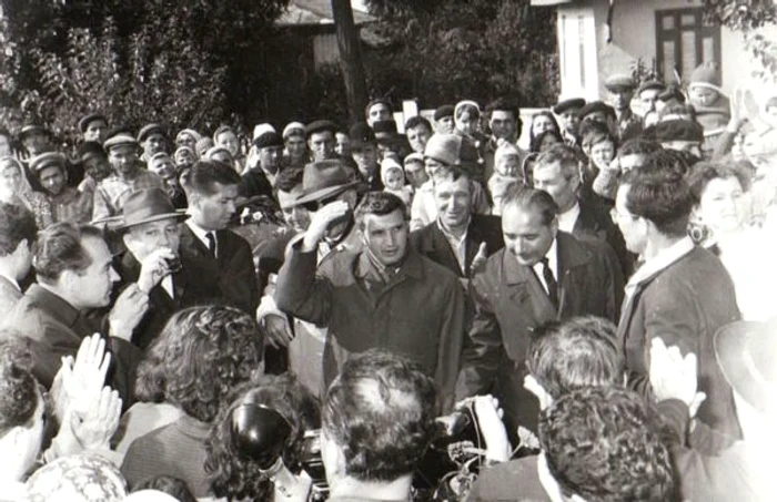 Nicolae Ceauşescu în vizită la Nicoreşti în 1966 FOTO Colecţia Bibliotecii VA Urechia