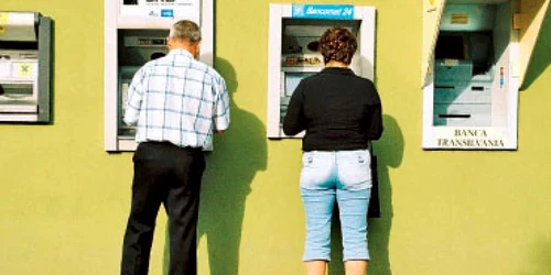 Cardul capătă greutate în portofel