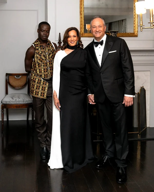 Kamala Harris, apariție surpriză la Met Gala 2025, alături de soțul ei. FOTO: X