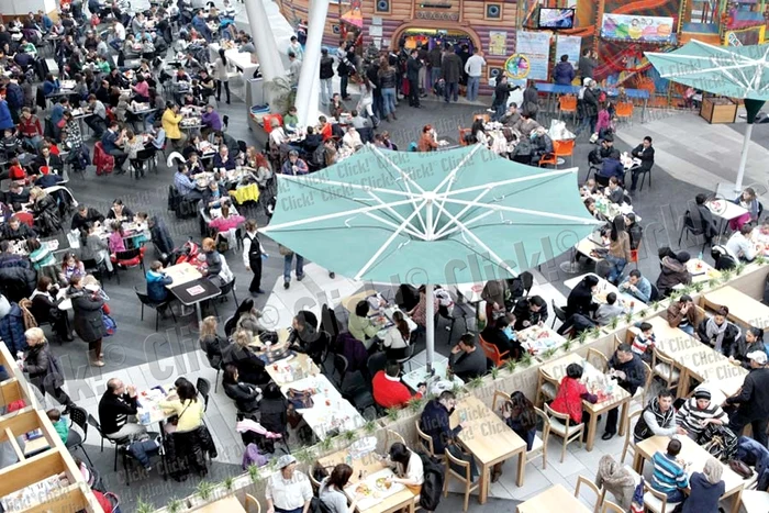 Pe gheaţa din Parcul Drumul Taberei s-au distrat ieri  sute de bucureşteni. Accesul pe patinoar costă 15 lei/zi,  iar închirierea patinelor costă între 10 şi 20 de lei (Fotografii: Sever Gheorghe)