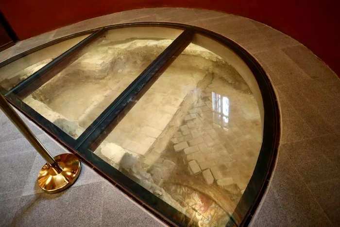 Ruine ale unei vechi biserici cu pardoseala din cărămidă FOTO Iulia Ghercă
