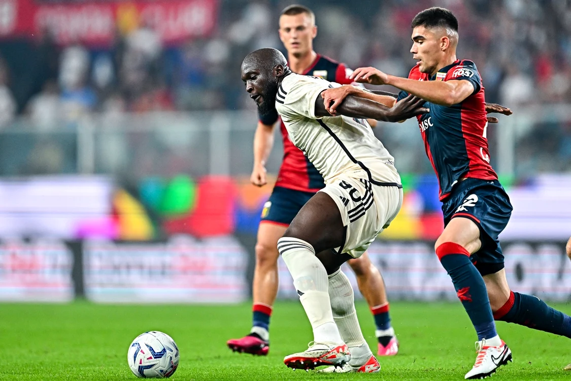Romelu Lukaku (stânga) i-a înfuriat pe susținătorii lui Inter Milano (FOTO: Getty Images)