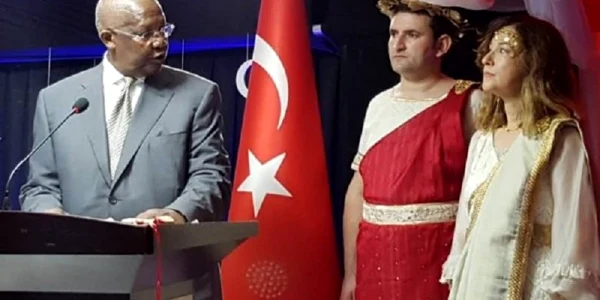 Ambasadoarea Turciei in Unganda dreapta Twitter