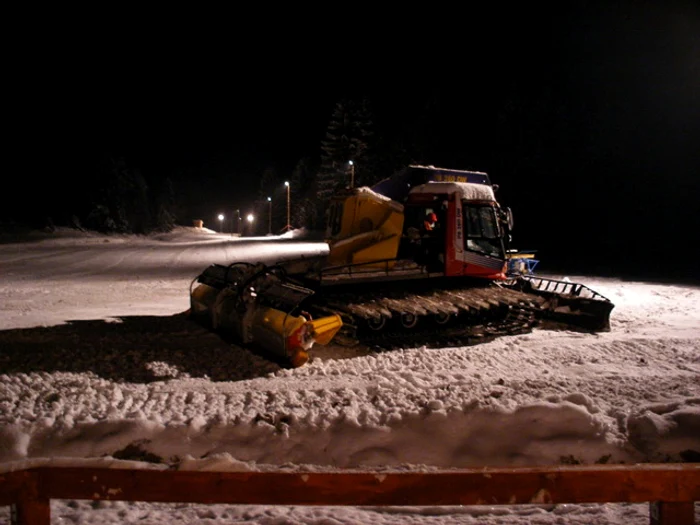 Pârtia este dotată cu instalaţie de transport pe cablu şi nocturnă