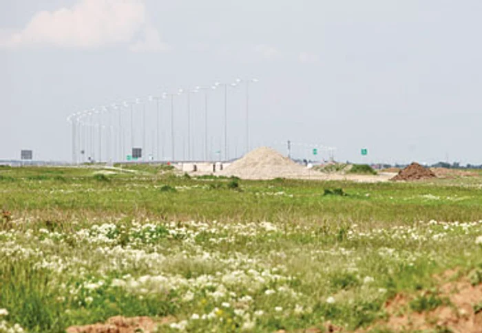 Autostrada se opreşte acum în câmp