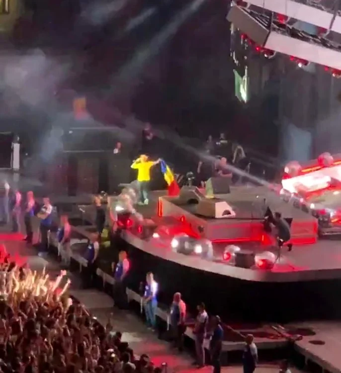 Ed Sheeran pe scena stadionului naţional de la Bucureşti